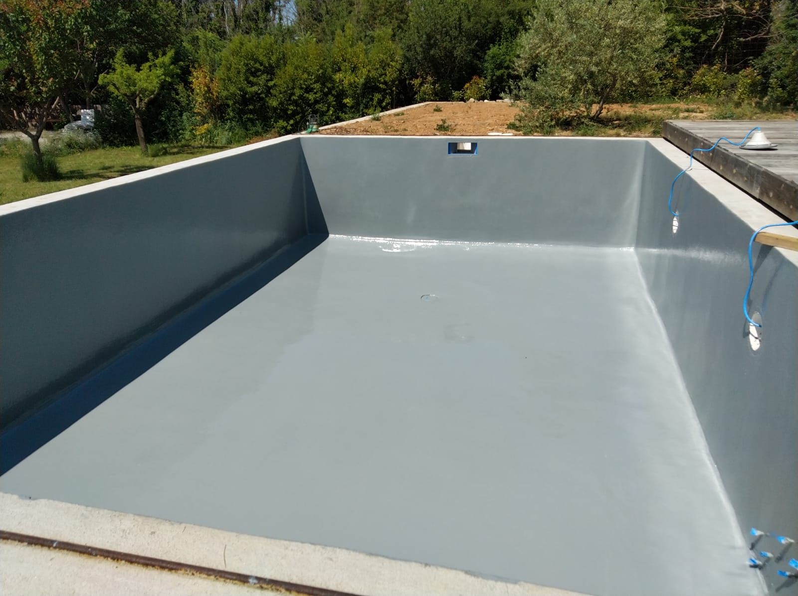 Piscine vide avec parois en résine étanche grisâtre de chez kemica-coatings