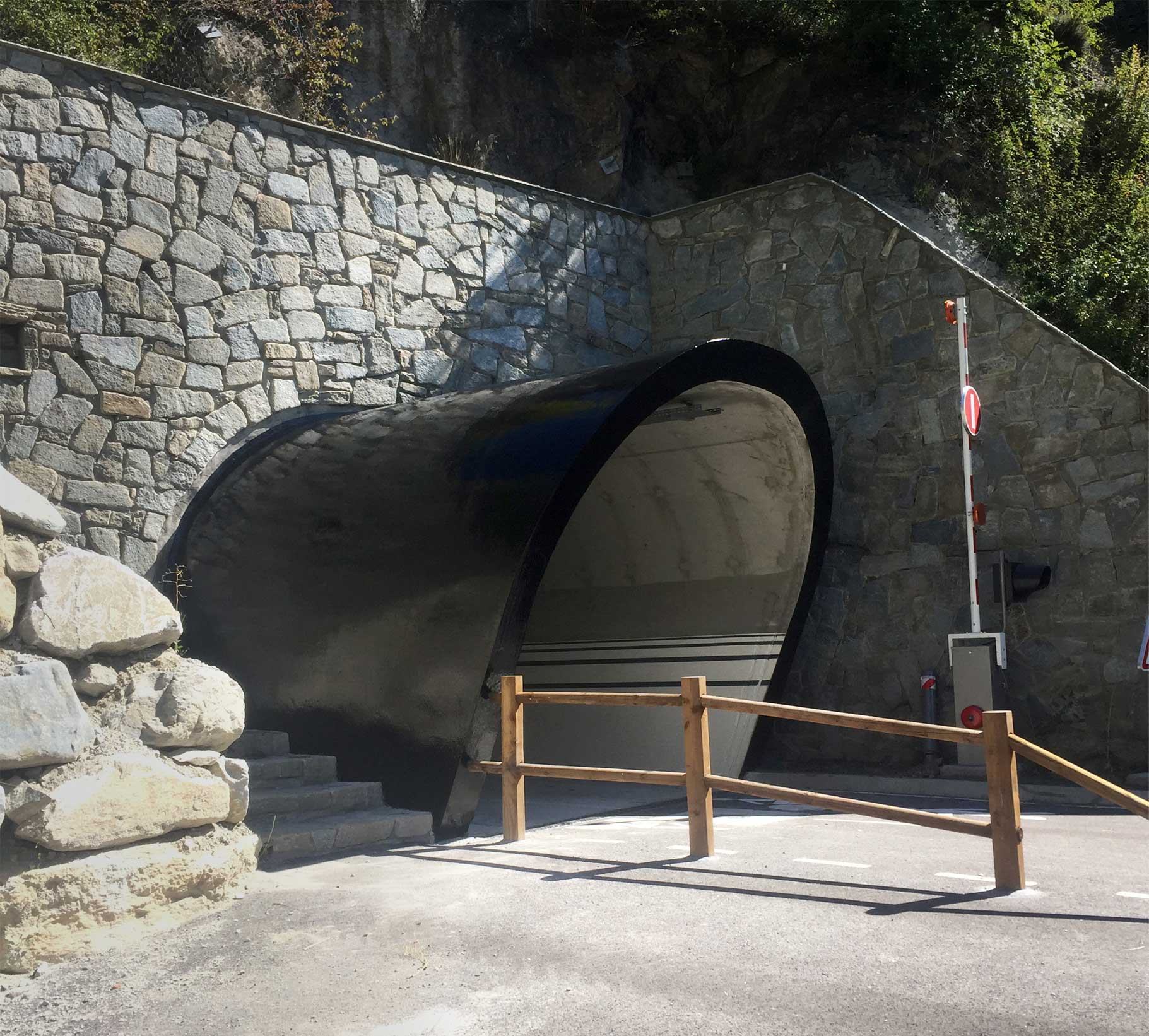 Revêtement spécialisé de tunnel, offrant une solution d'étanchéité durable dans le secteur du Génie Civil.